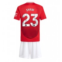 Manchester United Luke Shaw #23 Domáci Detský futbalový dres 2024-25 Krátky Rukáv (+ trenírky)